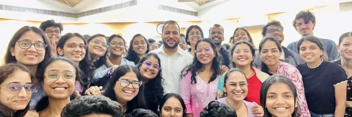 Prof. Sudhanshu Maheshwari surrounded by a large programme cohort, most of them women, at the close of a session