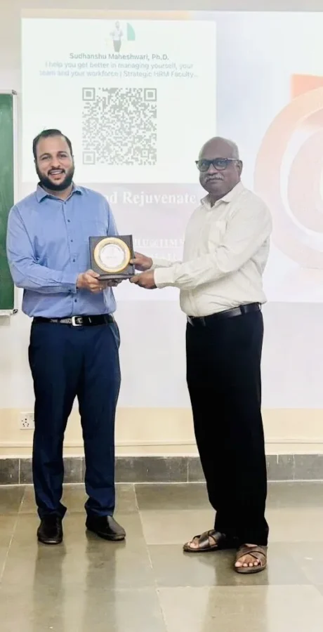 Receiving a memento after the guest lecture